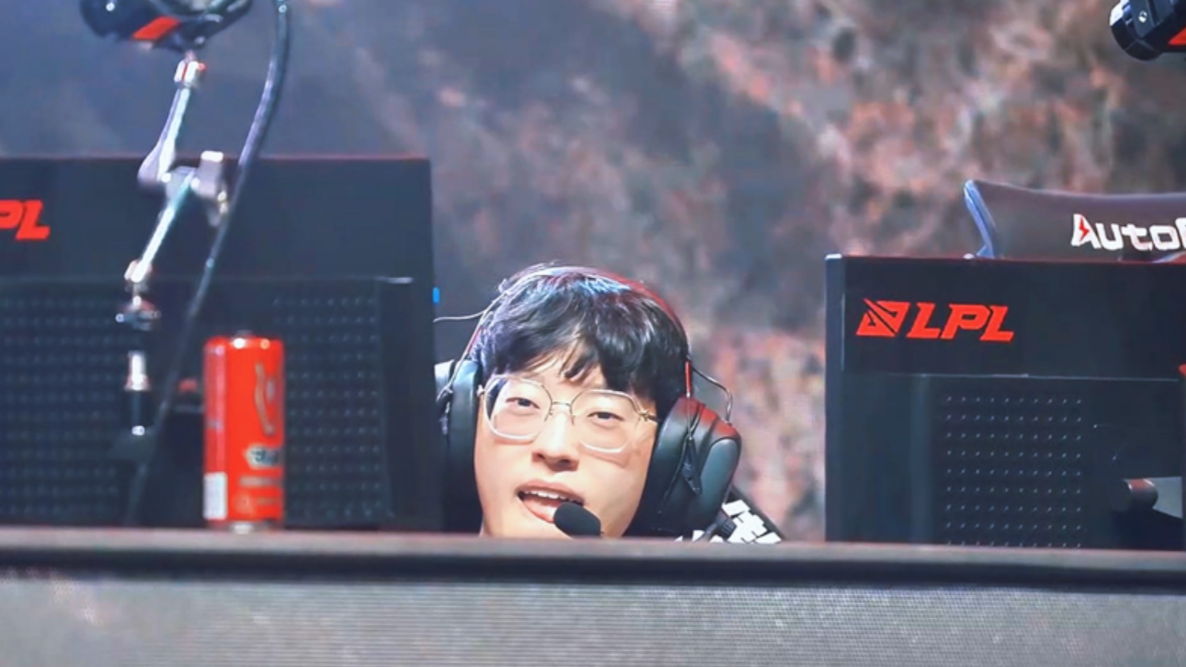 Scout在日本队比赛中持续失利，晋级下一阶段引发热议！全场沸腾不已(王楚钦对日本选手比赛结果)