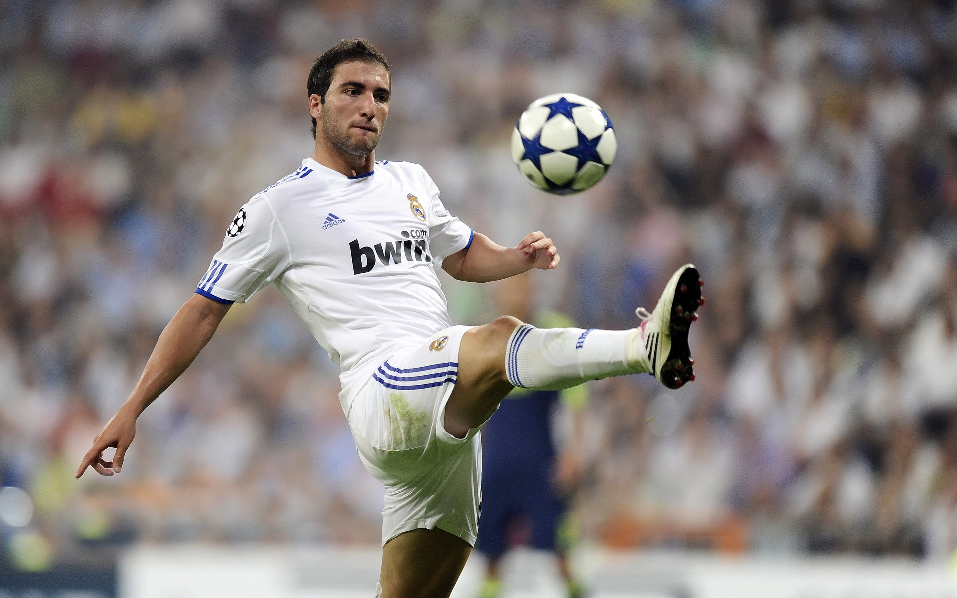 姆巴佩关键节点比分优势明显，RNG带队取胜！——探索比赛背后不为人知的精彩瞬间