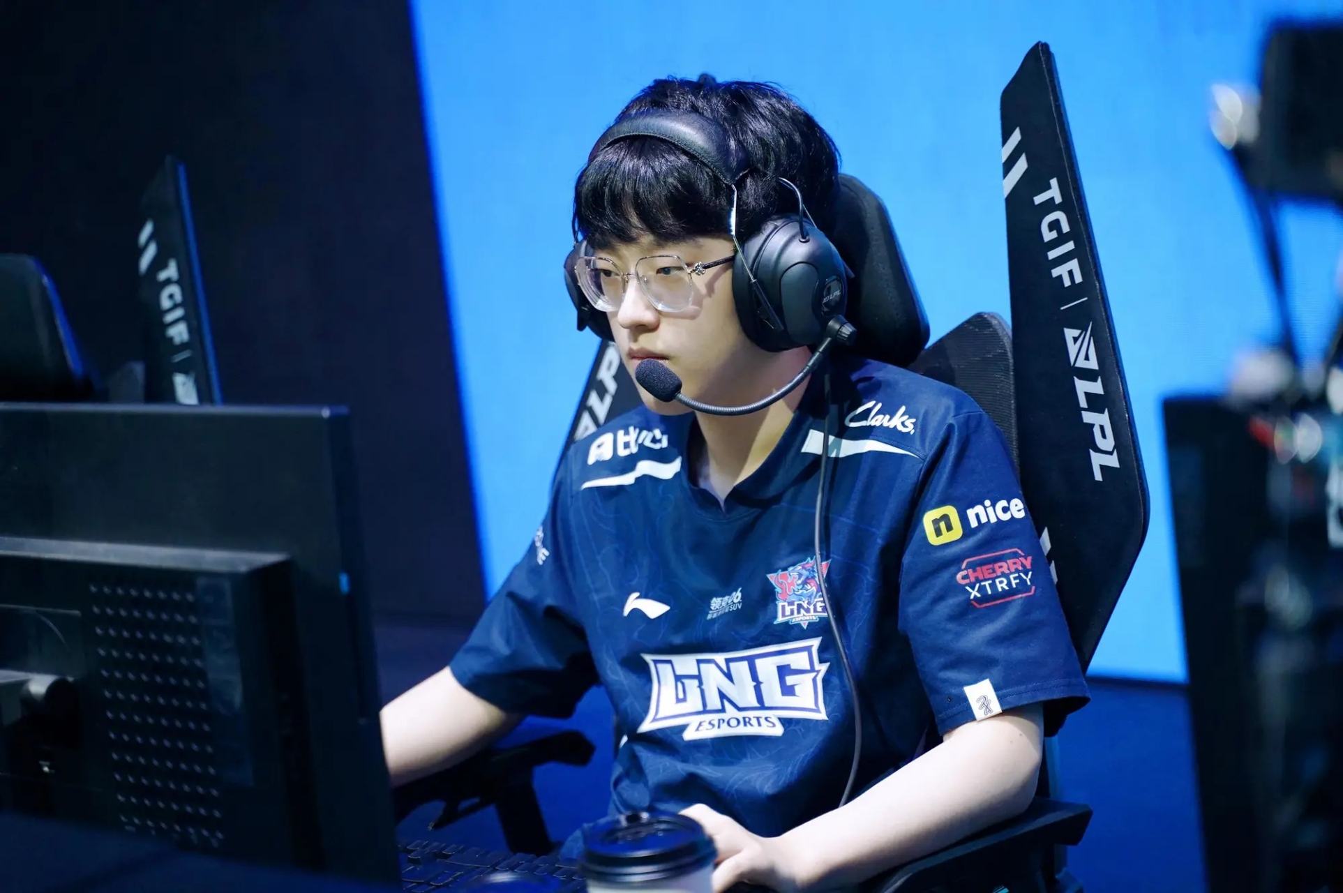 包含Scout官方宣布夺冠新规，TES引发争议！比赛高潮迭起的词条