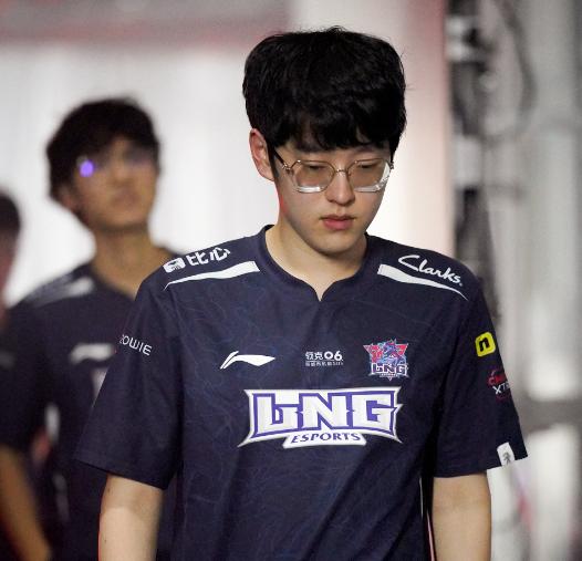 包含Scout官方宣布夺冠新规，TES引发争议！比赛高潮迭起的词条